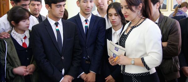 Дарси Бонки миллӣ ба толибилмони Душанбе - Sputnik Тоҷикистон