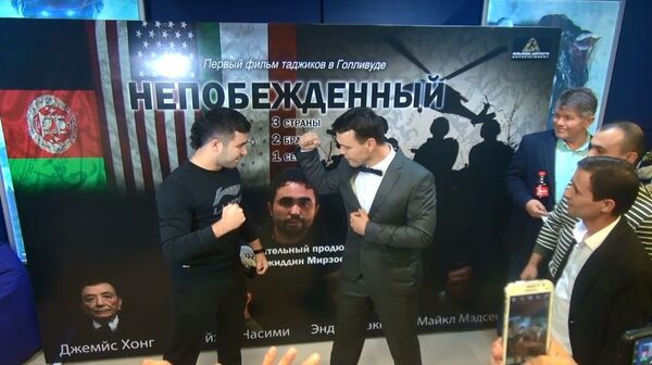 Таджикский кинорежиссер Джайхун Насими фотографируется вместе со спортсменом Муином Гафуровым - Sputnik Таджикистан