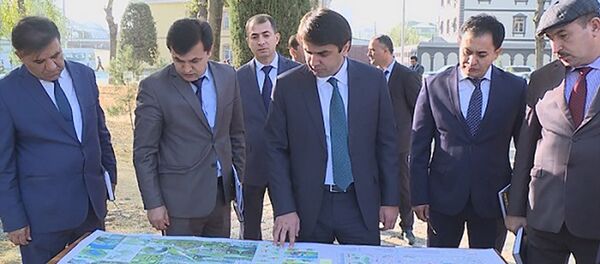 Мэр города Душанбе Рустам Эмомали в детском парке - Sputnik Таджикистан