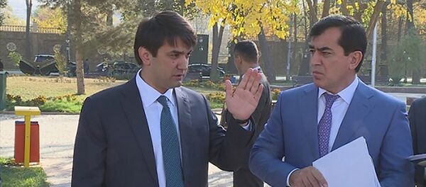 Мэр города Душанбе Рустам Эмомали в детском парке Мэр города Душанбе Рустам Эмомали в детском парке - Sputnik Тоҷикистон