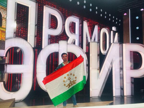Танцор Фархода Джонмахмадзода на передаче Прямой эфир Танцор Фархода Джонмахмадзода на передаче Прямой эфир - Sputnik Таджикистан