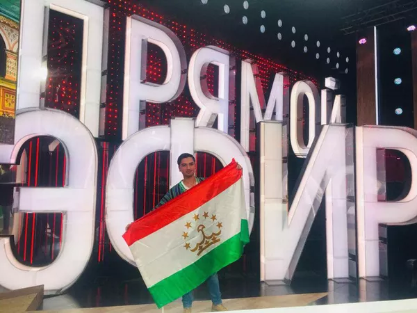 Танцор Фархода Джонмахмадзода на передаче Прямой эфир Танцор Фархода Джонмахмадзода на передаче Прямой эфир - Sputnik Тоҷикистон