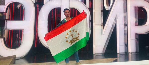 Танцор Фарход Джонмахмадзода на передаче Прямой эфир Танцор Фарход Джонмахмадзода на передаче Прямой эфир - Sputnik Таджикистан