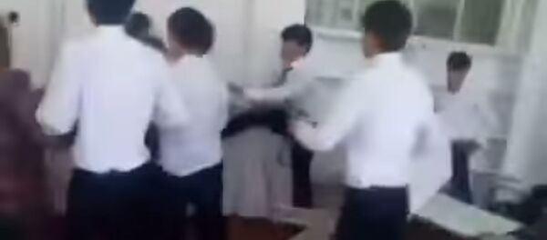 Драка учителя с учеником в школе номер 75 в городе Душанбе - Sputnik Таджикистан