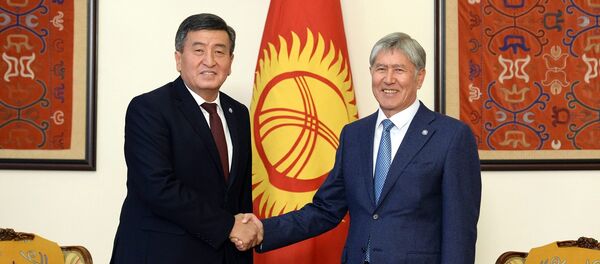 Президент Кыргызской Республики Алмазбек Атамбаев встретился с избранным президентом КРСооронбаем Жээнбековым - Sputnik Тоҷикистон