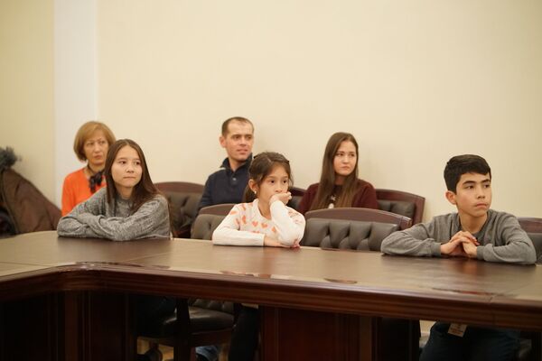 Дети в посольстве Таджикистана - Sputnik Тоҷикистон