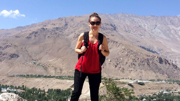 Лола Зайдуллоева в Памирских горах, архивное фото - Sputnik Таджикистан