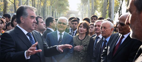 Президент Таджикистана Эмомали Рахмон в парке культуры и отдыха имени Садриддина Айни после реконструкции - Sputnik Тоҷикистон
