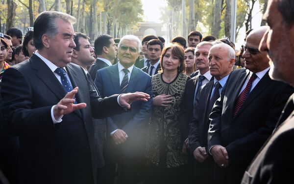 Президент Таджикистана Эмомали Рахмон в парке культуры и отдыха имени Садриддина Айни после реконструкции - Sputnik Таджикистан