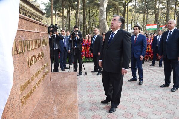 Президент Таджикистана Эмомали Рахмон в парке культуры и отдыха имени Садриддина Айни после реконструкции - Sputnik Таджикистан
