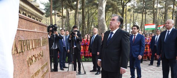 Президент Таджикистана Эмомали Рахмон в парке культуры и отдыха имени Садриддина Айни после реконструкции Президент Таджикистана Эмомали Рахмон в парке культуры и отдыха имени Садриддина Айни после реконструкции - Sputnik Тоҷикистон