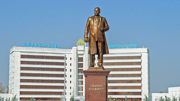 Памятник руководителю времен СССР Шарафу Рашидову, архивное фото - Sputnik Таджикистан