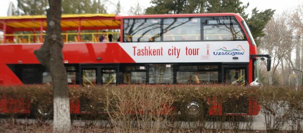 Туристический автобус в Ташкенте, архивное фото Туристический автобус в Ташкенте, архивное фото - Sputnik Таджикистан