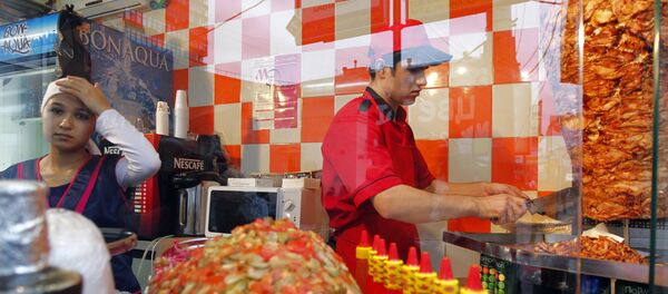 Торговля шаурмой из палатки. Архивное фото - Sputnik Таджикистан