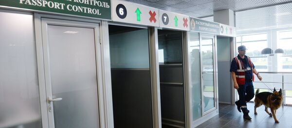 Сотрудник службы безопасности с собакой у зоны паспортного контроля, архивное фото - Sputnik Таджикистан