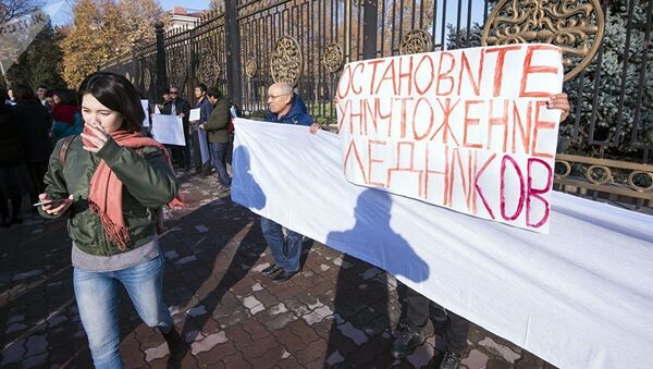 В Бишкеке у здания парламента проходит митинг против разработки на ледниках - Sputnik Таджикистан