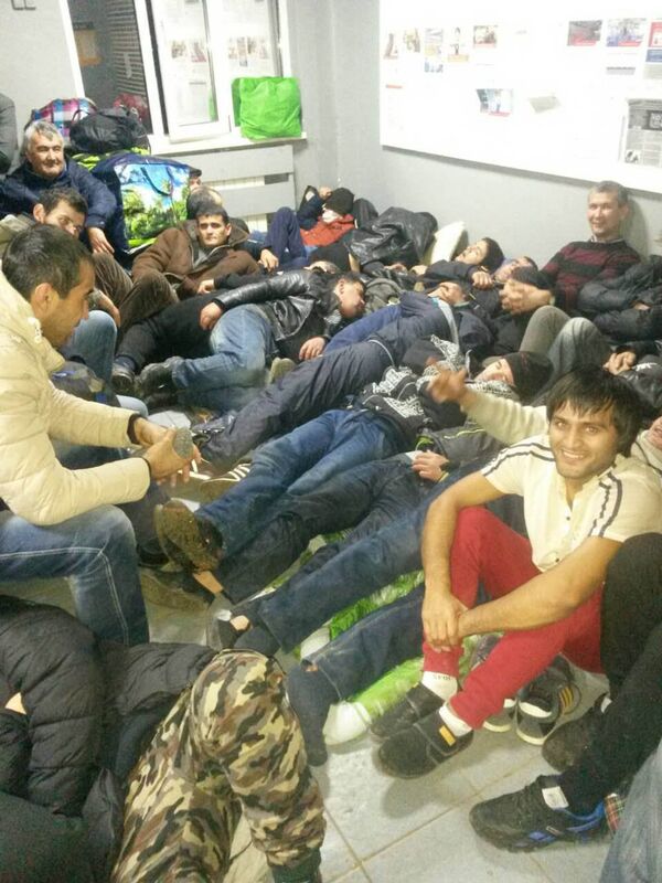 Мигранты, снятые с поезда - Sputnik Тоҷикистон