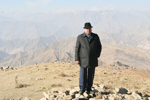 Рахмон в необычном для себя образе: теплой куртке и шляпе. - Sputnik Таджикистан
