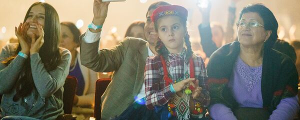 Консерти бузург ба муносибати Ҷашни алмосӣ дар толори Русия-и Маскав - Sputnik Тоҷикистон