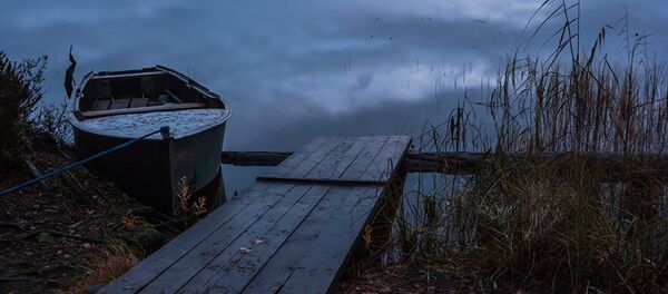 Рыбачья лодка на берегу реки, архивное фото  - Sputnik Тоҷикистон