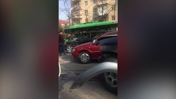 На правительственной трассе в Бишкеке столкнулись 4 авто — видео с места - Sputnik Таджикистан