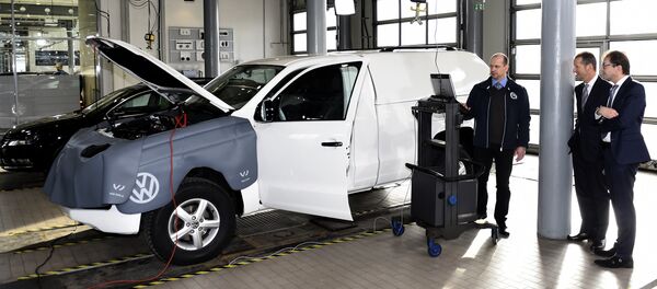 Автомобиль Amarok во время обновления программного обеспечения на станции технического обслуживания в Берлине, архивное фото Автомобиль Amarok во время обновления программного обеспечения на станции технического обслуживания в Берлине, архивное фото - Sputnik Таджикистан