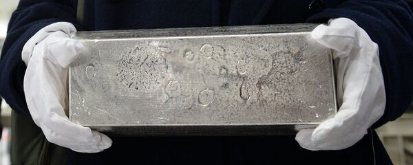 Слиток металла, архивное фото - Sputnik Таджикистан