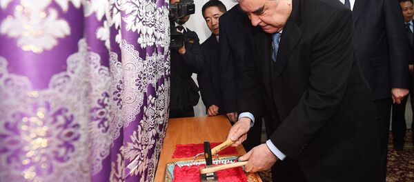 Президент РТ Эмомали Рахмон пронумеровал первый свинцовый слиток в Таджикистане - Sputnik Тоҷикистон