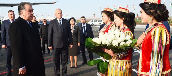 Раисҷумҳурро дар фурудгоҳи байналмилалии Хуҷанд роҳбарият ва ҷавонони фаъоли вилоят пешвоз гирифтанд - Sputnik Тоҷикистон