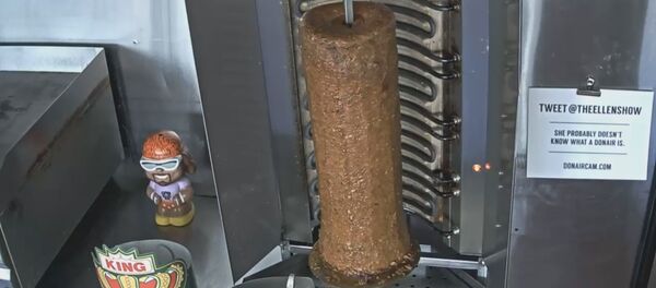 Круглосуточная трансляция из ларька с шаурмой загипнотизировала соцсети - Sputnik Таджикистан