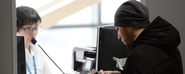 Посетитель в многофункциональном миграционном центре Москвы, архивное фото Посетитель в многофункциональном миграционном центре Москвы, архивное фото - Sputnik Таджикистан