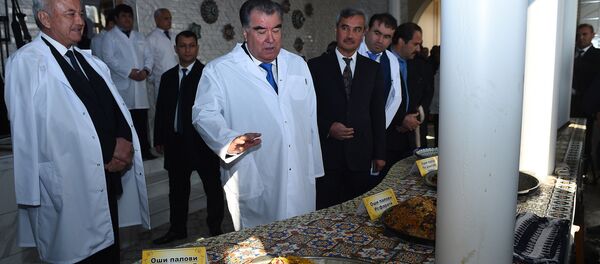 Эмомали Рахмон открыл Центр плов в Худжанде Эмомали Рахмон открыл Центр плов в Худжанде - Sputnik Тоҷикистон