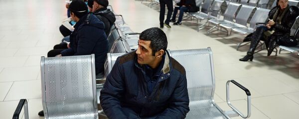 Посетители в многофункциональном миграционном центре Москвы, архивное фото - Sputnik Таджикистан