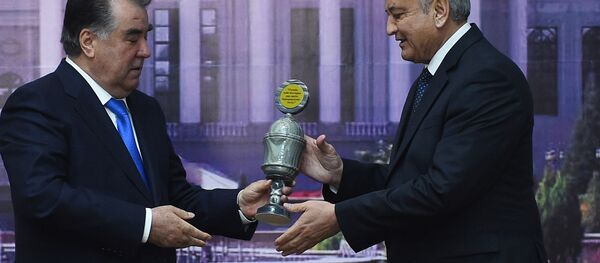Эмомали Рахмон вручает приз председателю согдийской области Абдурахмон Кодири Эмомали Рахмон вручает приз председателю согдийской области Абдурахмон Кодири - Sputnik Тоҷикистон