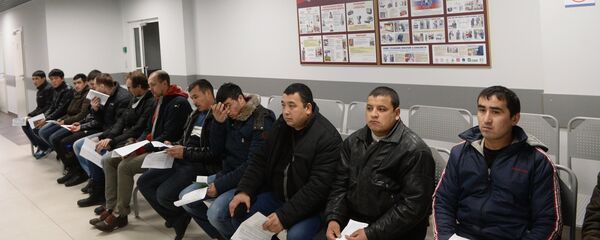 Иностранные граждане в очереди на дактилоскопическую регистрацию, архивное фото - Sputnik Таджикистан