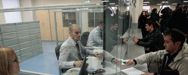 Выдача первых патентов в Едином миграционном центре Московской области, архивное фото - Sputnik Таджикистан