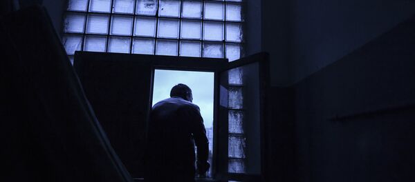 Мужчина у окна, архивное фото - Sputnik Тоҷикистон