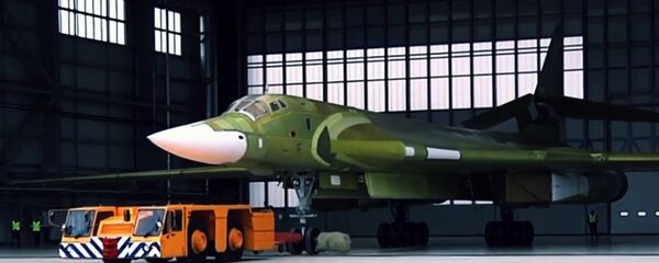 Стратегический ракетоносец Ту-160М2 впервые выкатили из цеха Казанского авиазавода - Sputnik Таджикистан