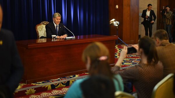Президент Кыргызстана Алмазбек Атамбаев на пресс-конференции, архивное фото - Sputnik Таджикистан
