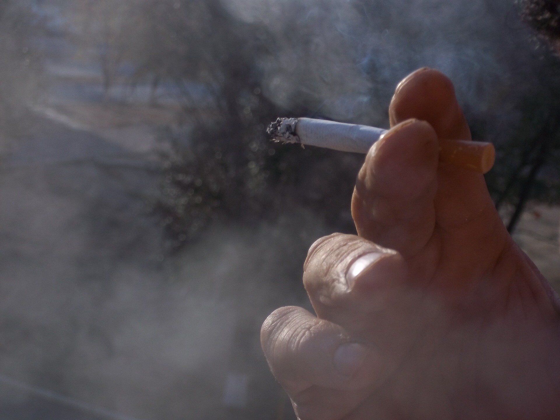 Игра где курят. Сигарета. Сигареты на снегу. Фото сигареты. Smokeman сигарета 7000.