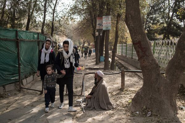 Люди на одной из улиц в Кабуле - Sputnik Таджикистан