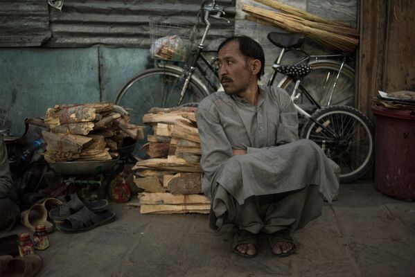 Продавец дров в Хазарейской общине в Кабуле - Sputnik Таджикистан