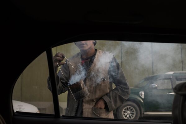 Продавец дыма на одной из улиц Кабула - Sputnik Таджикистан