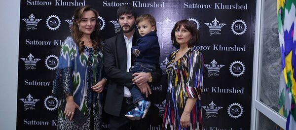 Хуршед Саторов с семьей - Sputnik Таджикистан