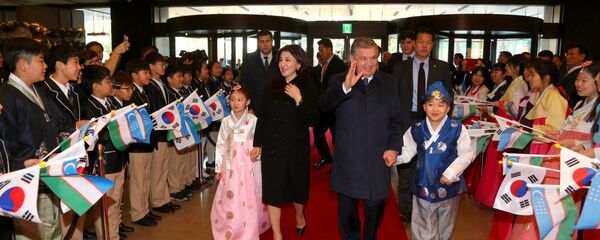 Шавката Мирзиёева торжественно встретили в Сеуле - Sputnik Тоҷикистон