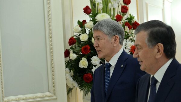 Президент Кыргызстана Алмазбек Атамбаев и глава Узбекистана Шавкат Мирзиёев во время встречи в Астане, архивное фото - Sputnik Таджикистан