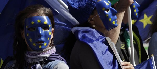 Молодые люди в масках ЕС - Sputnik Таджикистан