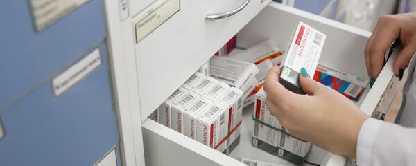 Фармацевт выбирает лекарство в аптеке, архивное фото - Sputnik Таджикистан