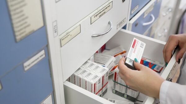 Фармацевт выбирает лекарство в аптеке, архивное фото - Sputnik Таджикистан