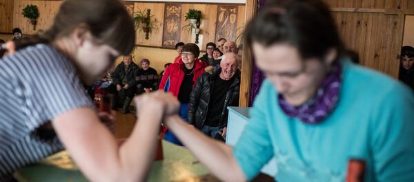 Участницы соревнований по армрестлингу - Sputnik Таджикистан